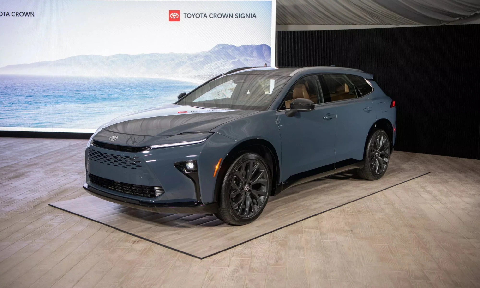 Xe Toyota Crown Sport Và Signia 2025