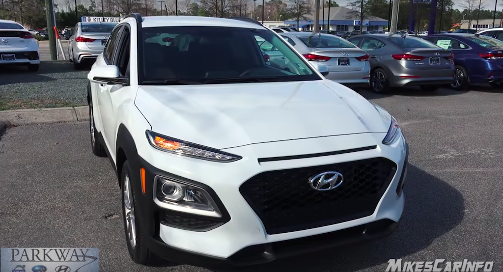 Giá Xe Hyundai KONA Turbo 1.6AT Và 2.0 Bản Tiêu Chuẩn Màu Trắng