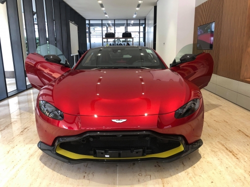 Siêu Xe Aston Martin Vantage Thể Thao 2 Cửa 4 Chỗ Đời Mới Màu Đỏ Giá Bán Bao Nhiêu