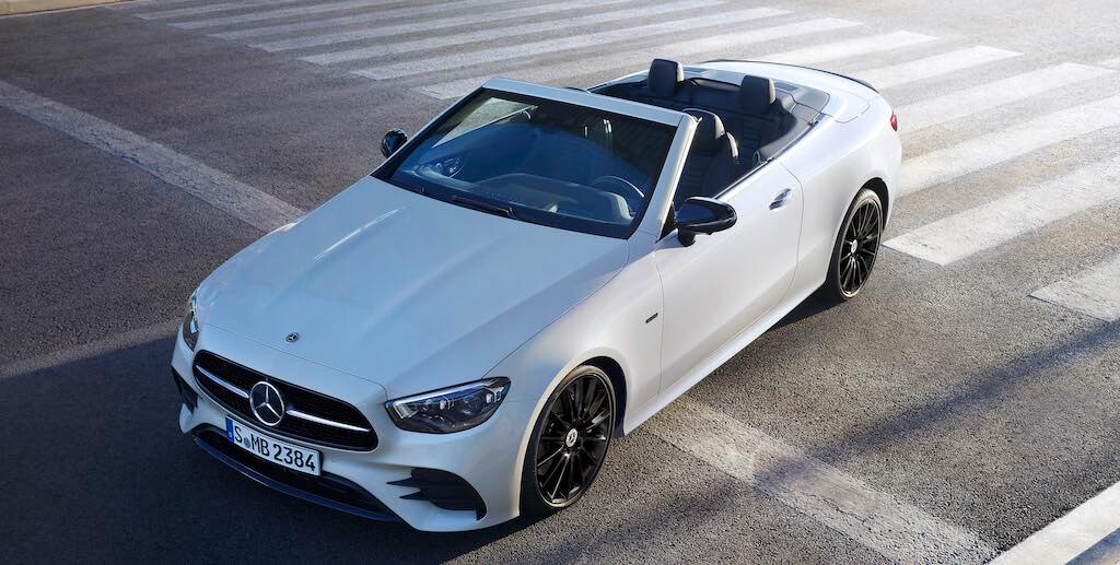 Xe Mercedes E-Class 2023 phiên bản Night Edition mui trần.