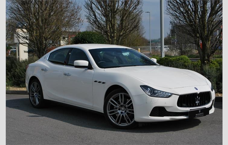 Đối Thủ Porsche 4 Chỗ Maserati Ghibli Màu Trắng